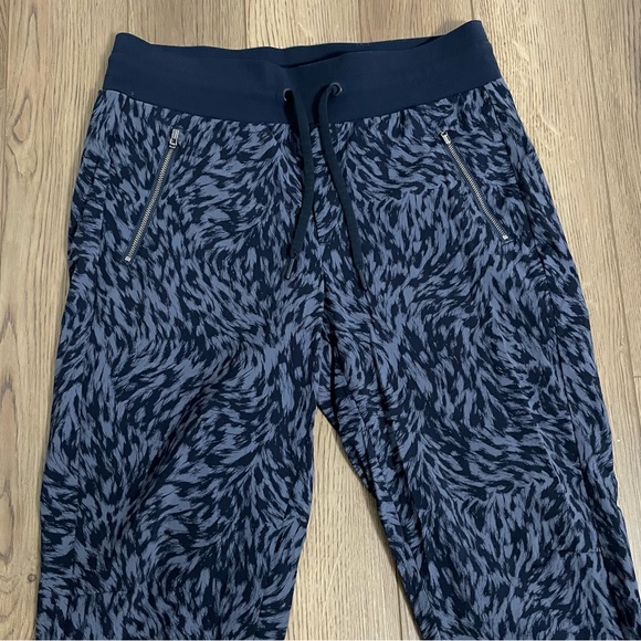 Athleta Trekkie North Printed Crop‎ 23” Jogger - Picture 3 of 10
